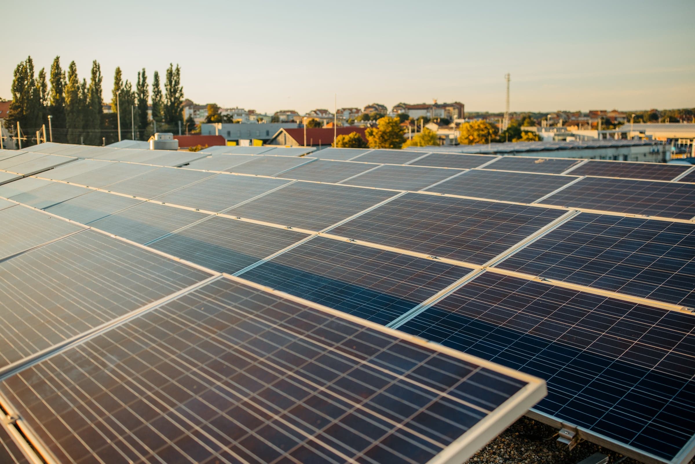 Industriedach mit Solaranlage